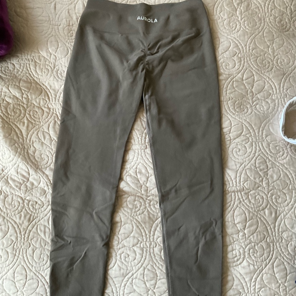 BRAND NEW Aurola Leggings